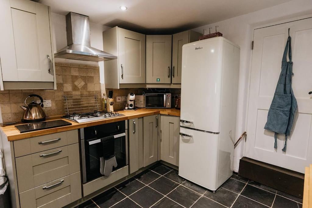 Fryers Cottage - Beautiful 2 Bedroom Town & Country Cottage On Edge Of Peak District Wirksworth Bagian luar foto